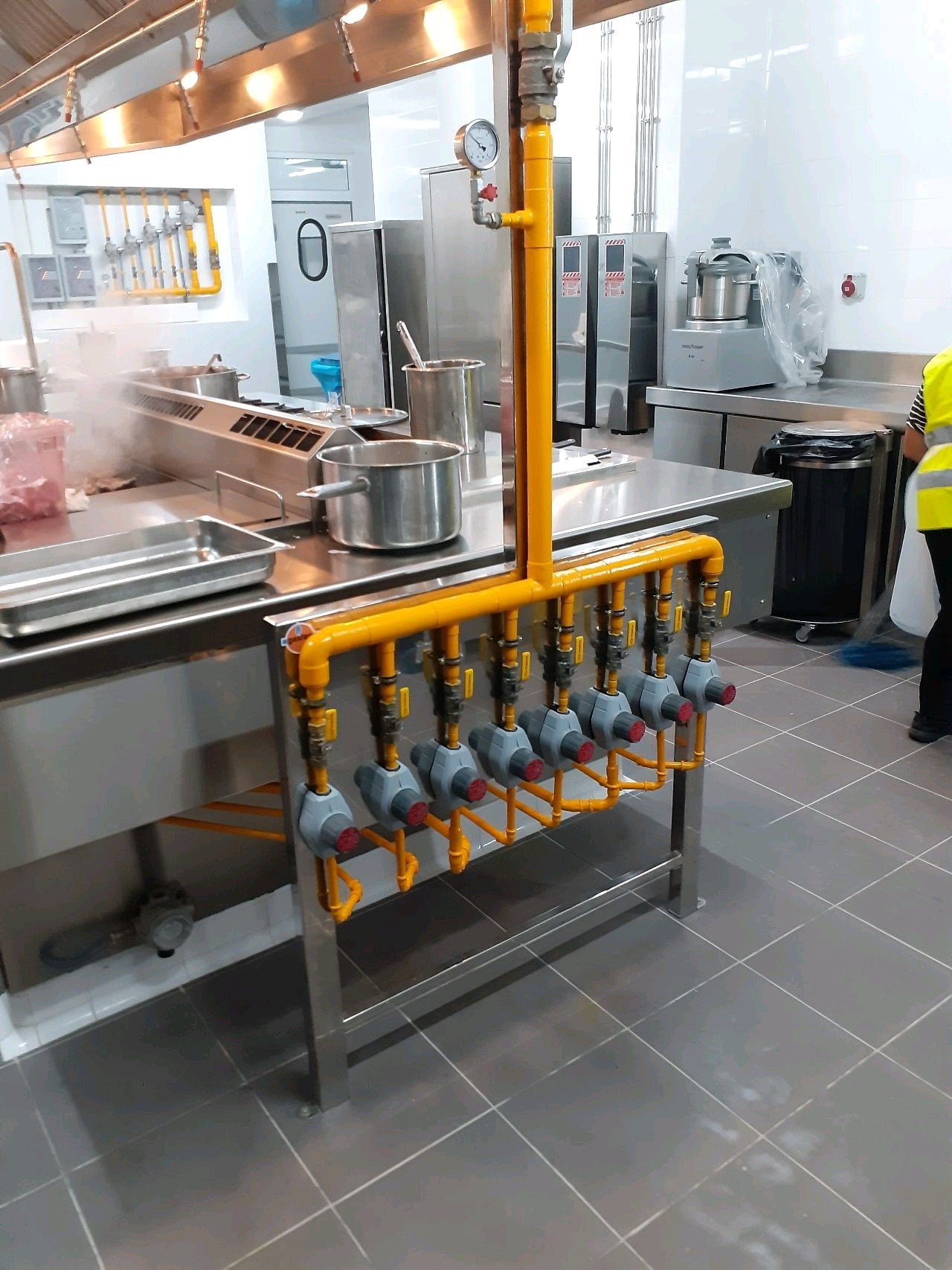 Instalación segura de calentador de gas butano por técnico certificado de SETC.